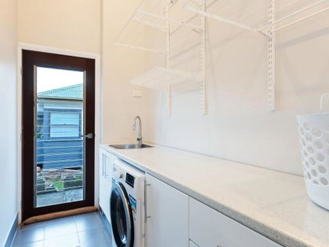 Absolute Waterfront Lakehouse Fishing Point Waterfront Pool Jetty - Australia Accommodation 1