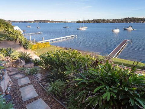 Absolute Waterfront Lakehouse Fishing Point Waterfront Pool Jetty - Australia Accommodation 6