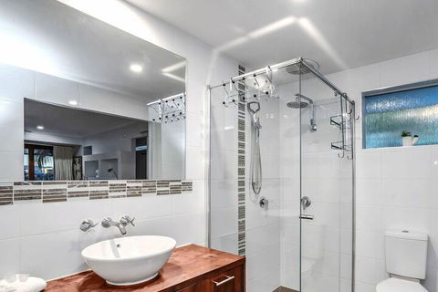 The Savoy Beach House - Australia Accommodation 4