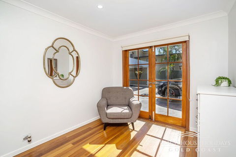 The Savoy Beach House - Australia Accommodation 2