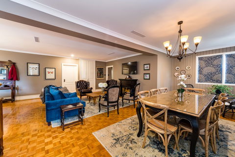 Hedge House- Luxury Space Style Location - Australia Accommodation 3