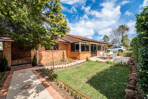 Hedge House- Luxury Space Style Location - Australia Accommodation 1