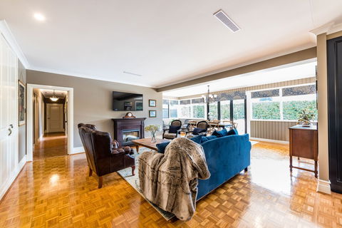 Hedge House- Luxury Space Style Location - Australia Accommodation 5