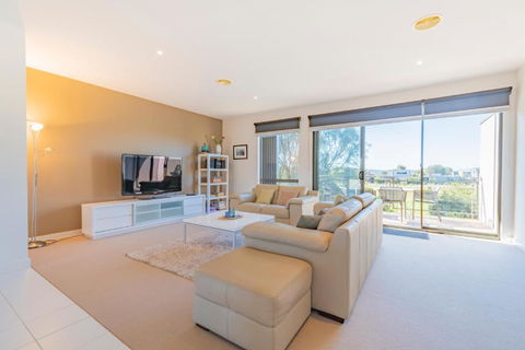 Stylish 3 Bedroom Condo - Australia Accommodation 2