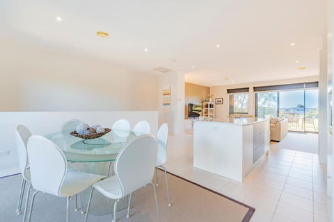 Stylish 3 Bedroom Condo - Australia Accommodation 1