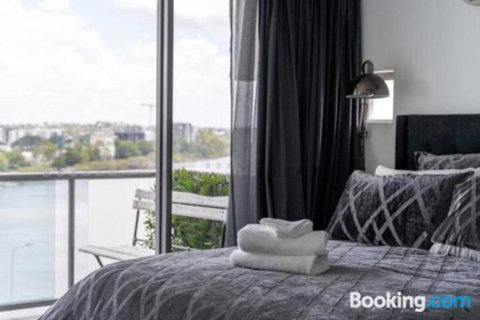 3br Stylish Apt CBD River & City Views SpaSaunaPoolWIFINetflix - Australia Accommodation 6