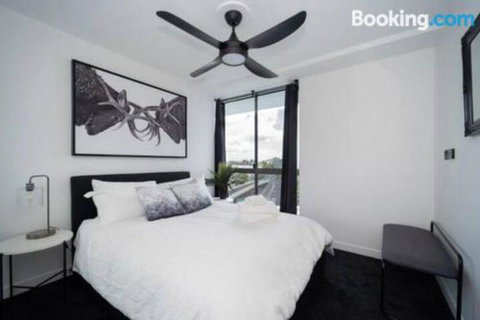 3br Stylish Apt CBD River & City Views SpaSaunaPoolWIFINetflix - Australia Accommodation 5