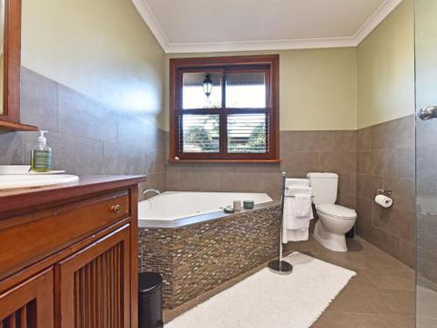 Wangi Waterfront Delight 4br Waterfront Reserve Home - Australia Accommodation 3