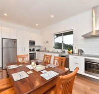 Kinloch Cottage renovated to new on Daisy Hill Vineyard - Australia Accommodation