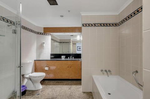 DREAM HARBOUR VIEW 2 BRM / GYM POOL & PARKING - Australia Accommodation 5