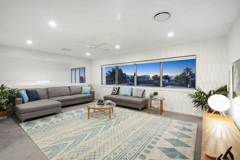 Luxury Canal Front Holiday House Raptor Pde Banksia Beach - Australia Accommodation 6