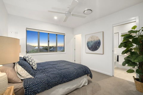 Luxury Canal Front Holiday House Raptor Pde Banksia Beach - Australia Accommodation 3