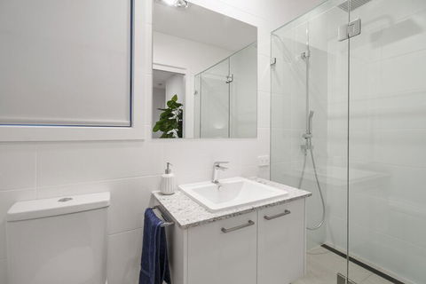 Luxury Canal Front Holiday House Raptor Pde Banksia Beach - Australia Accommodation 5