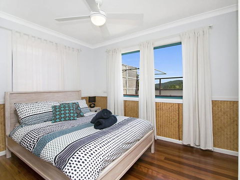 WHITE WAVES 6 OCEAN VIEWS FROM BEACHFRONT BALCONY - Australia Accommodation 3