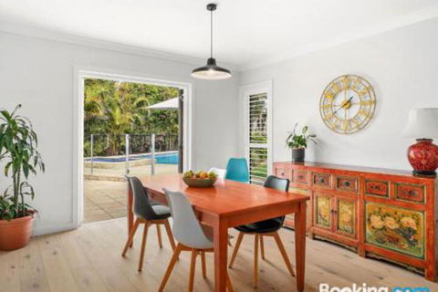 Modern Family Retreat 12 Minell Close - Australia Accommodation 1
