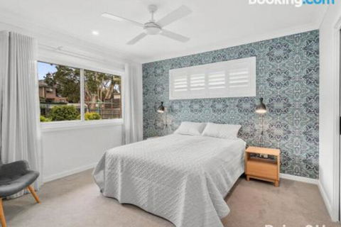 Modern Family Retreat 12 Minell Close - Australia Accommodation 5