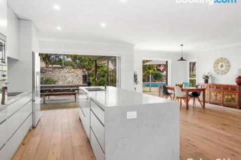 Modern Family Retreat 12 Minell Close - Australia Accommodation 4