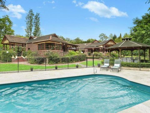 THE ELMS Berry Berry & Surrounds 4pm Check Out Sundays - Australia Accommodation 0