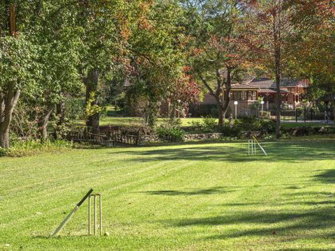THE ELMS Berry Berry & Surrounds 4pm Check Out Sundays - Australia Accommodation 5