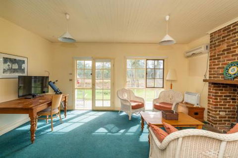 Acheron Valley Lakefront Cottages - Australia Accommodation 6