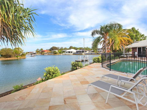 April 19 4 Bedroom Home On Canal With Pool Pontoon Aircon & WiFi! - Australia Accommodation 3