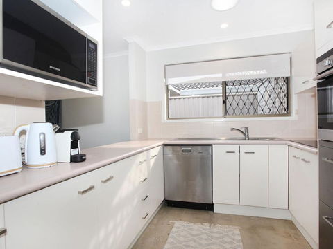 April 19 4 Bedroom Home On Canal With Pool Pontoon Aircon & WiFi! - Australia Accommodation 6