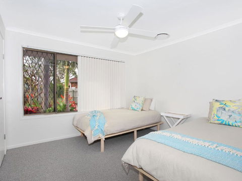 April 19 4 Bedroom Home On Canal With Pool Pontoon Aircon & WiFi! - Australia Accommodation 2