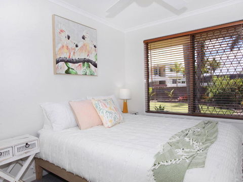April 19 4 Bedroom Home On Canal With Pool Pontoon Aircon & WiFi! - Australia Accommodation 5
