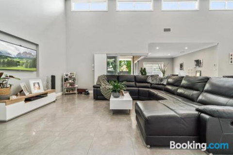 Wentworth Estate 5 Bedroom Luxury Home Sleeps 12 - Australia Accommodation 3