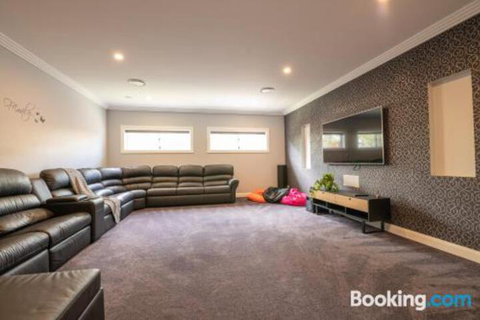 Wentworth Estate 5 Bedroom Luxury Home Sleeps 12 - Australia Accommodation 0