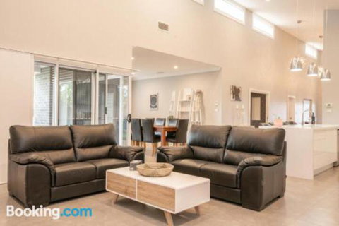 Wentworth Estate 5 Bedroom Luxury Home Sleeps 12 - Australia Accommodation 4