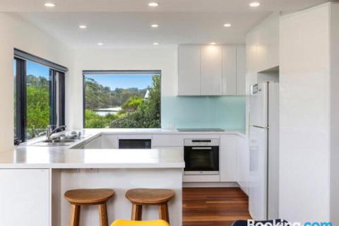 Beachfront Delight 14b Bareena Avenue - Australia Accommodation 4