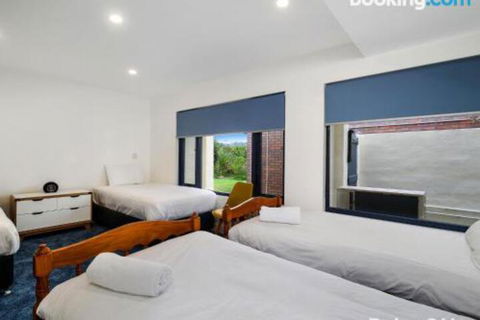 Beachfront Delight 14b Bareena Avenue - Australia Accommodation 5