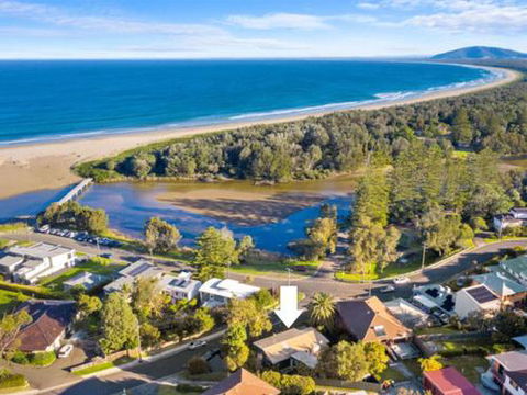BOMBORA Gerroa 4pm Check Out Sundays - Australia Accommodation 0