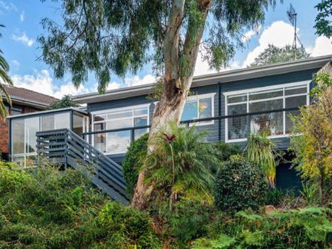 BOMBORA Gerroa 4pm Check Out Sundays - Australia Accommodation 5