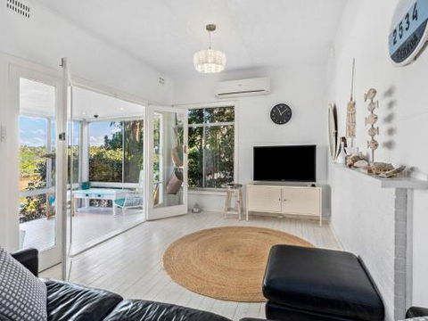BOMBORA Gerroa 4pm Check Out Sundays - Australia Accommodation 4