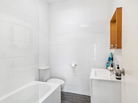 BOMBORA Gerroa 4pm Check Out Sundays - Australia Accommodation 6