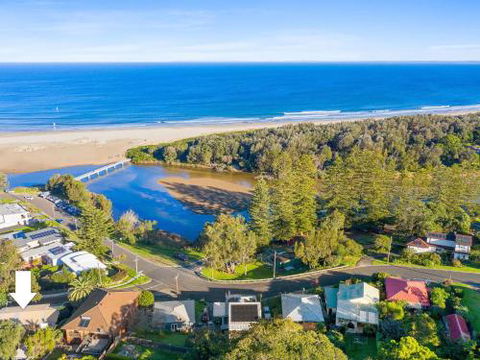 BOMBORA Gerroa 4pm Check Out Sundays - Australia Accommodation 1