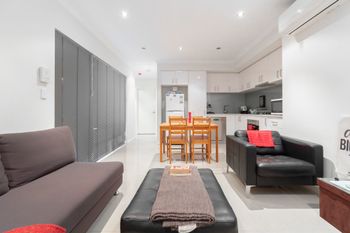 Conveniently Located Luxury Home 10 Mins From CBD - Australia Accommodation 0