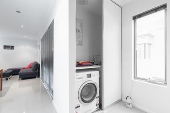 Conveniently Located Luxury Home 10 Mins From CBD - Australia Accommodation 6