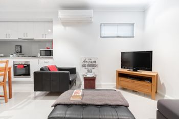 Conveniently Located Luxury Home 10 Mins From CBD - Australia Accommodation 5