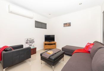 Conveniently Located Luxury Home 10 Mins From CBD - Australia Accommodation 4