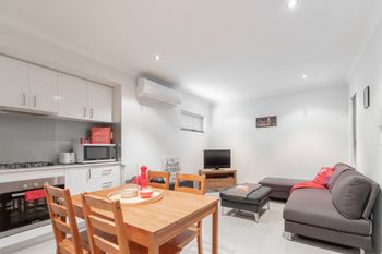 Conveniently Located Luxury Home 10 Mins From CBD - Australia Accommodation 3