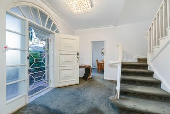 Spacious 4 Bedroom House The Hill - Australia Accommodation 2