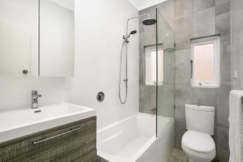 Two Bedroom Beachside Apartment CLOV4 - Australia Accommodation 5
