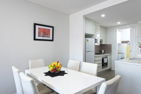 Astra Apartments Miller Street - Australia Accommodation 3