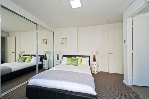 Astra Apartments Miller Street - Australia Accommodation 1