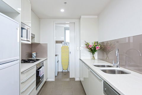 Astra Apartments Miller Street - Australia Accommodation 4