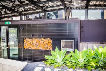 Modern Apartment With Pool & Spa - Australia Accommodation 4