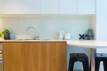 Compact Brisbane Pad With 2 Bedrooms - Australia Accommodation 1